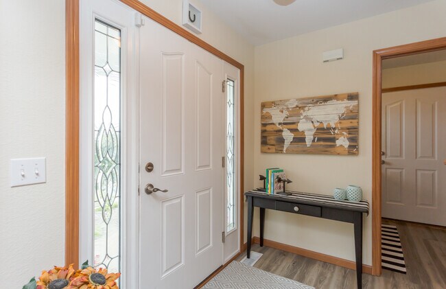 Building Photo - Large 4 bedroom with office space, Springf...