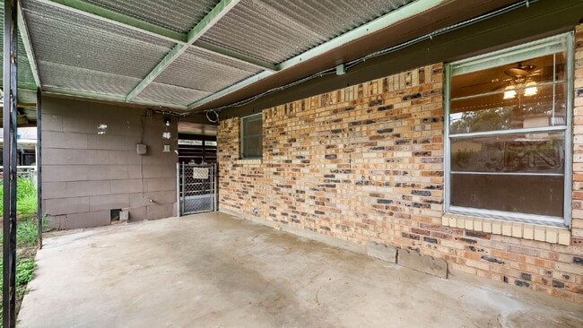 Building Photo - 218 E Villaret Blvd