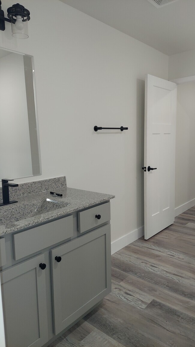 Building Photo - 406 Eagle St