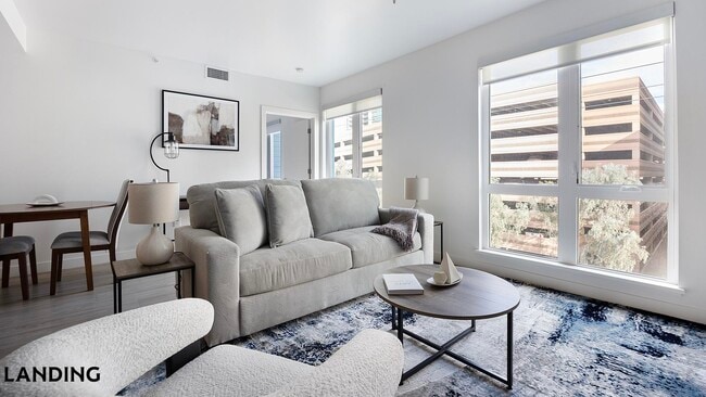 Building Photo - 707 S Farmer Ave