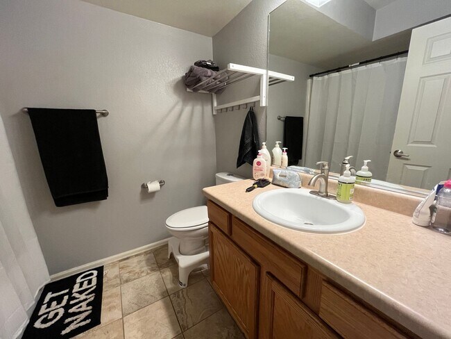 Building Photo - Beautiful Condo in Greeley