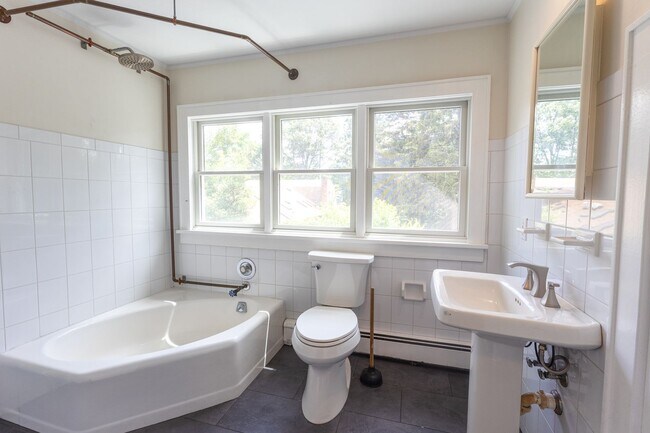 Building Photo - Spacious 3-bedroom, 2-bathroom (Full House...