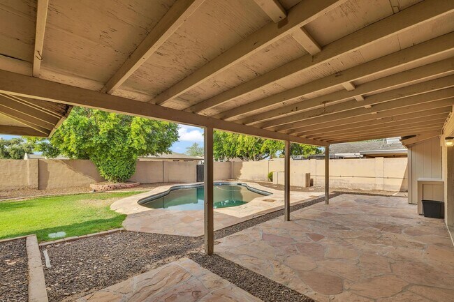 Building Photo - 5 Bed, 3 Bath, Pebble Tec Pool, Granite Counters Huge Kitchen Island