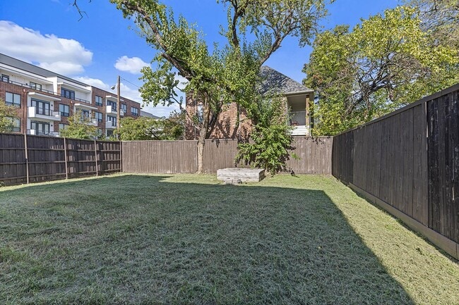 Building Photo - Chic M Streets townhome near shopping & di...