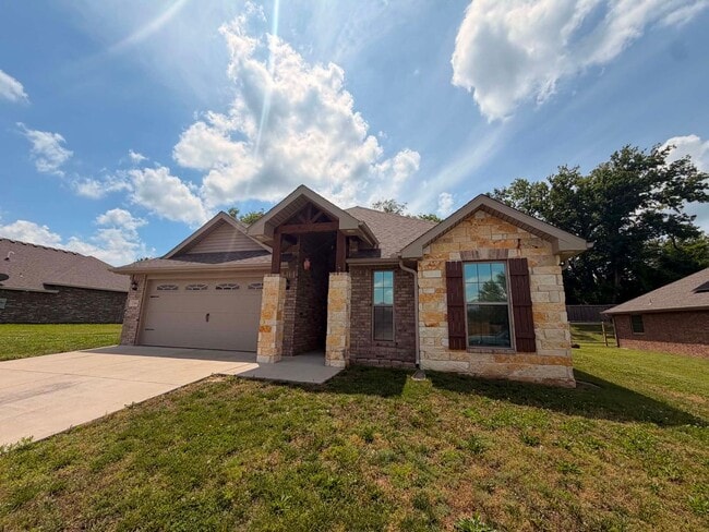 Building Photo - 1104 Lakeview Dr.