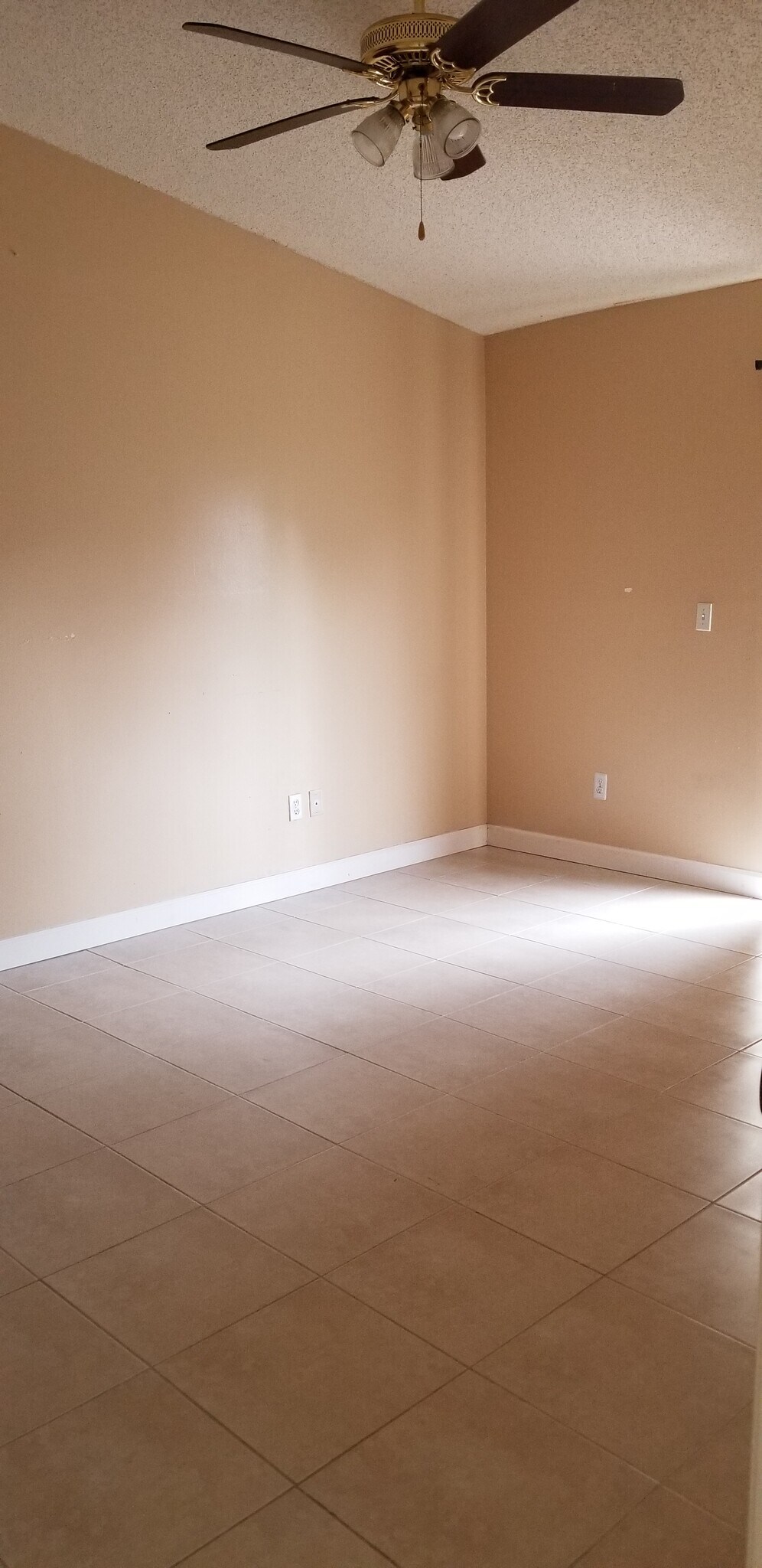 Building Photo - 2210 SE 6th Ct