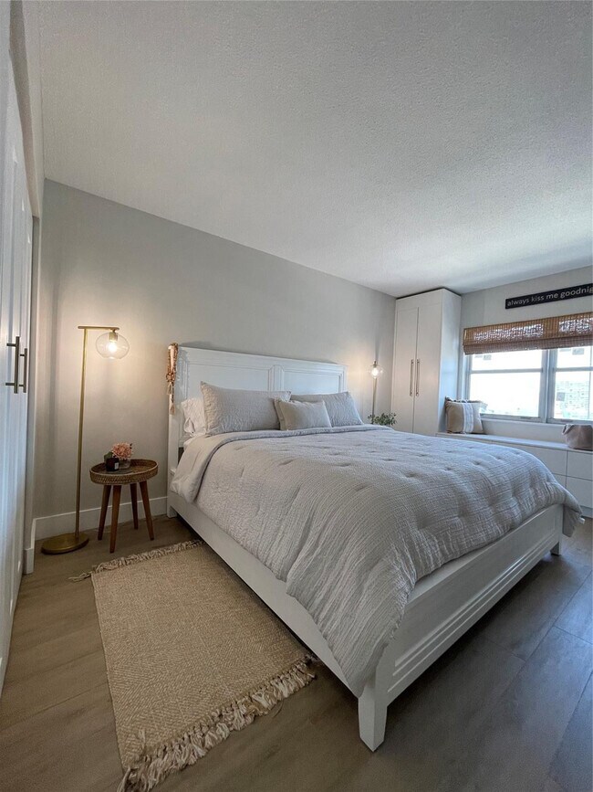 Building Photo - 400 Kings Point Dr