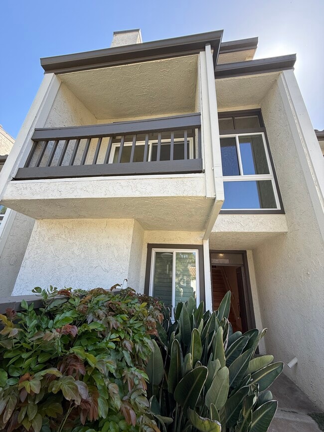 Building Photo - 1758 Palisades Dr