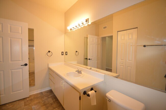 Building Photo - 1 bed/1 bath with Den in CARROLLWOOD AREA:...