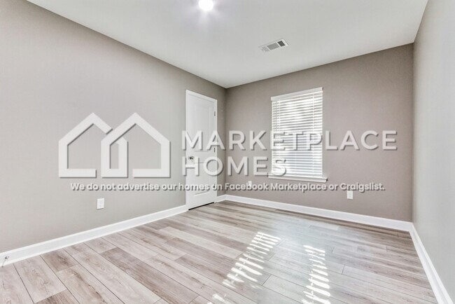 Building Photo - 1519 W 15th St