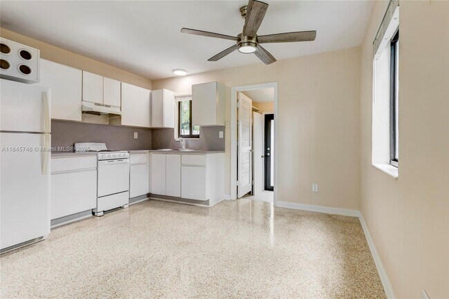 Building Photo - 2867 SW 38th Ave