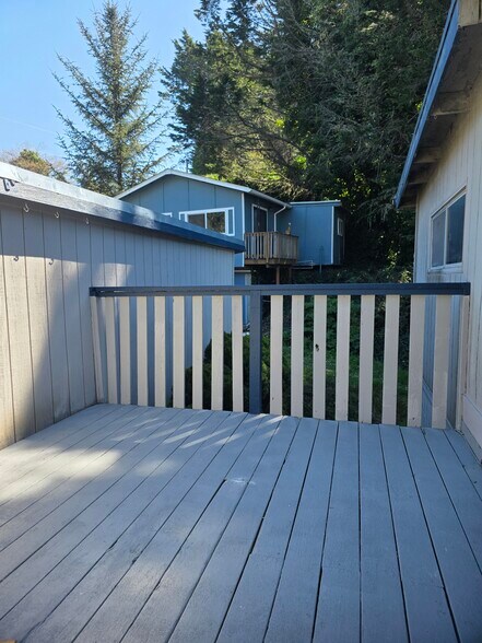 Entrace Deck - 1047 Wharf St