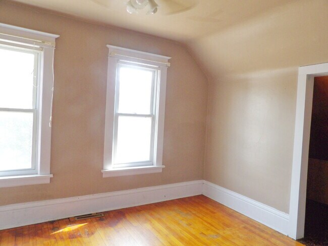 Building Photo - 3 Bedrooms | 2 Bathrooms Near UofM