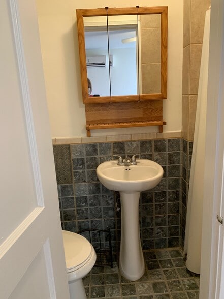 Building Photo - 1909 N Hollywood Way