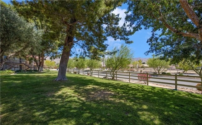Building Photo - CLEAN & QUIET 2 BED 1 BATH CONDO