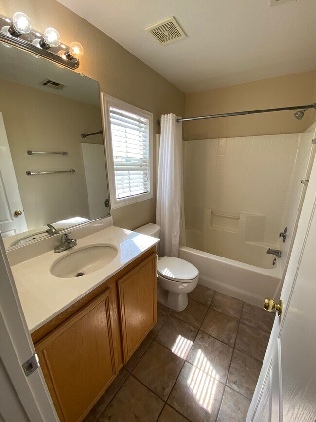 Building Photo - Wonderful 3 bed/2.5 bath home located in Summerlin