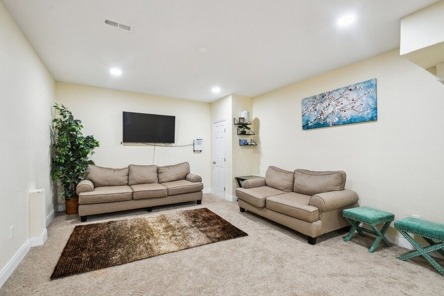 Building Photo - 8910 Azalea Ct