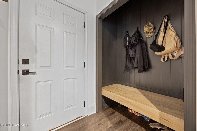 Building Photo - 521 N Hale St