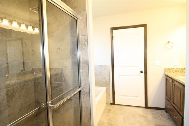 Building Photo - 13924 Northwood Village Dr