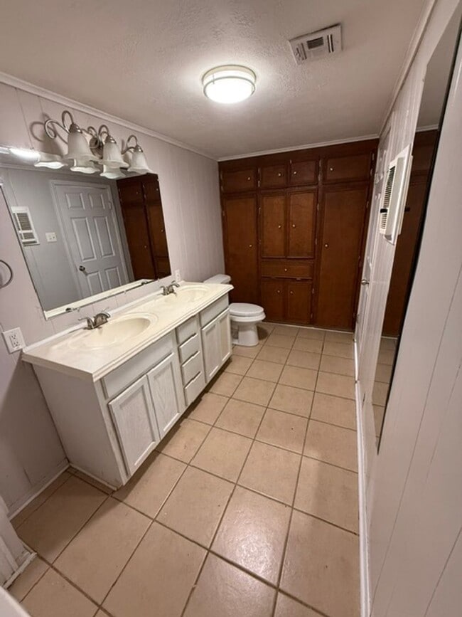 Building Photo - Simple & Comfortable 3 Bedroom Home in Iowa, LA with Large Yard!