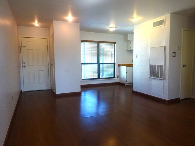 Building Photo - For Lease | 1 Bed, 1 Bath | 650 Sq Ft | Stratford on Baldwin Condo |