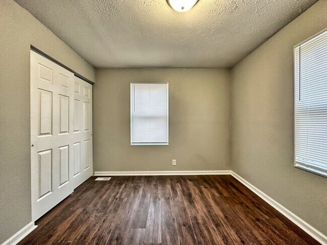 Building Photo - 3 bed 1 bath located on the East Side