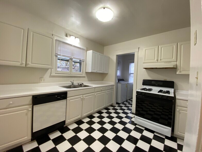 Building Photo - 2533 N Lake Dr