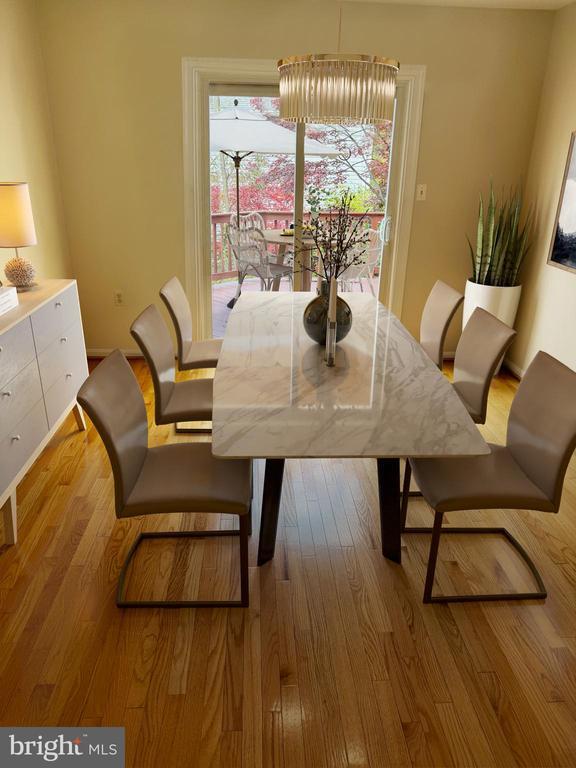 Building Photo - 725 Twin Holly Ln