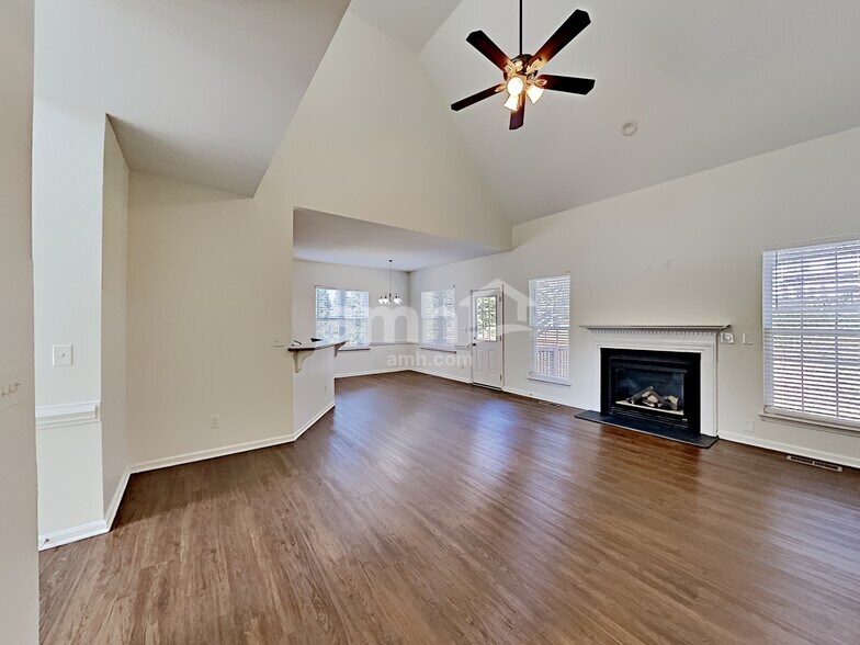 Building Photo - 2425 Coneflower Dr