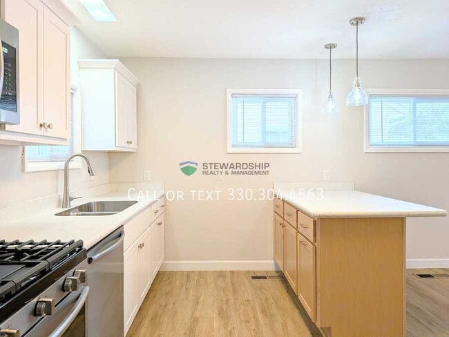 Building Photo - 2881 Archwood Pl