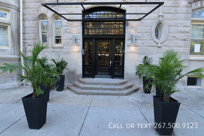 Building Photo - Lovely top floor 1BR unit with the vie of ...