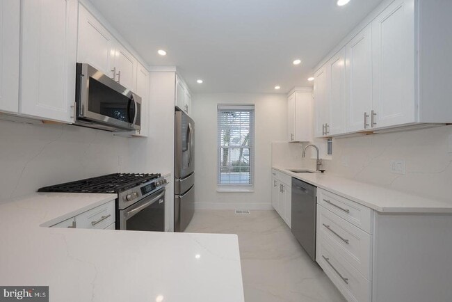 Building Photo - 1740 Oakwood Terrace