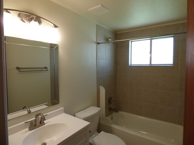 Building Photo - 2 Bed/1 Bath Duplex in Longmont