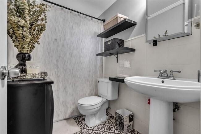 Building Photo - 820 Salzedo St