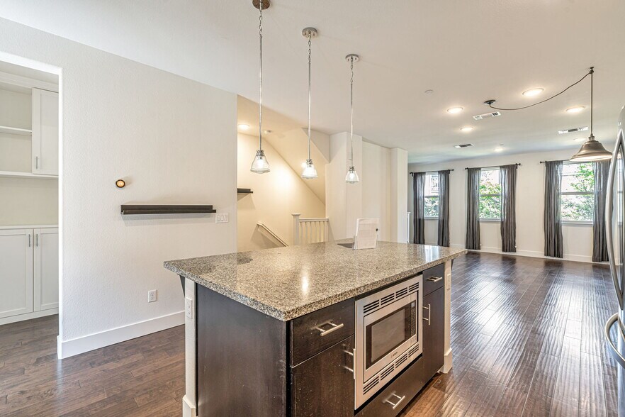Building Photo - 457 Diller St