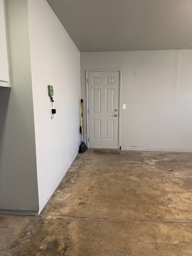 Building Photo - 2136 Creek Ct