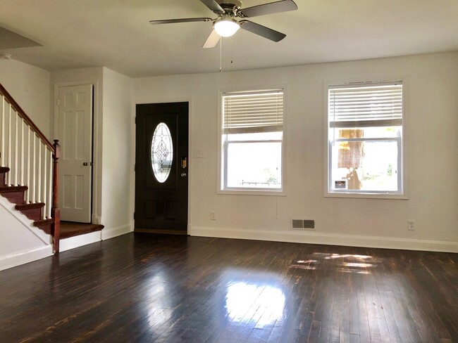 Building Photo - Updated 3 Bedroom Townhome - Edmondson/Hun...
