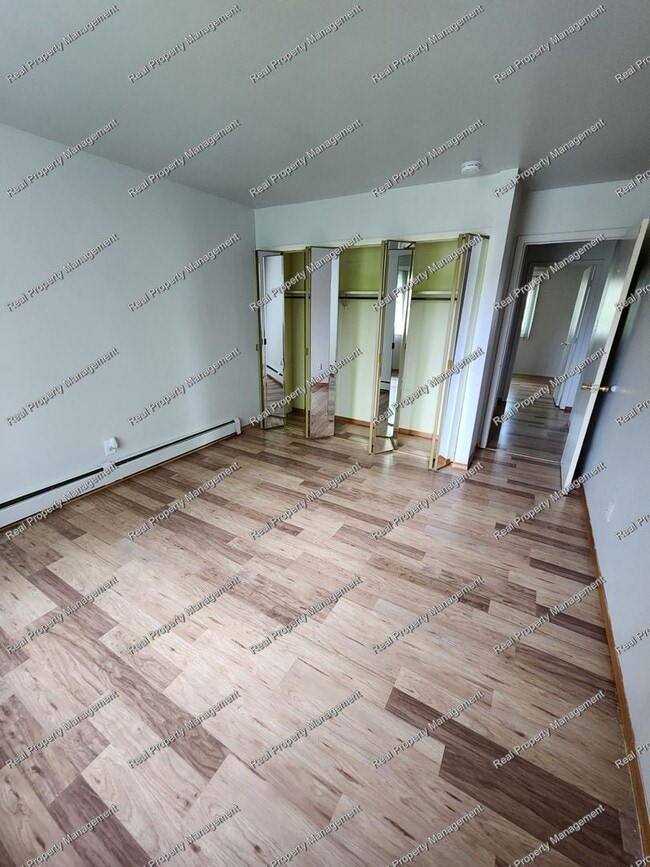 Building Photo - Clean 2 Bedroom 1 Bath Unit