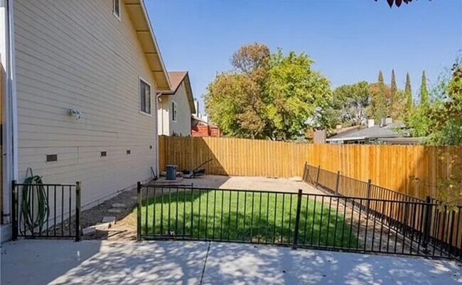 Building Photo - Charming 3 Bedroom 2 Bath Paso Robles Home