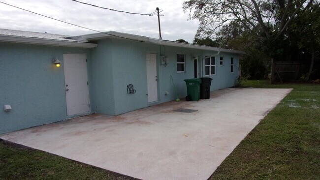 Building Photo - 195 SE Serenata Ct
