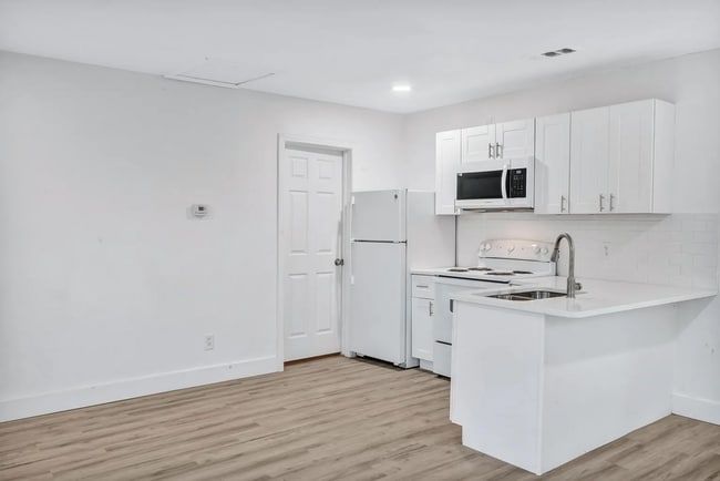 Building Photo - Darling 3/1 Duplex in Oakhurst