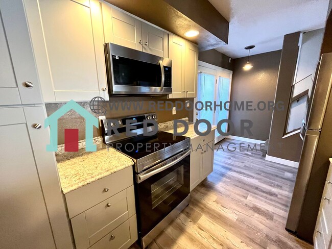 Building Photo - 3 bedroom Condo in ideal location