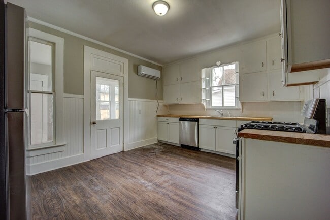 Building Photo - Freshly Updated 4 Bedroom Home