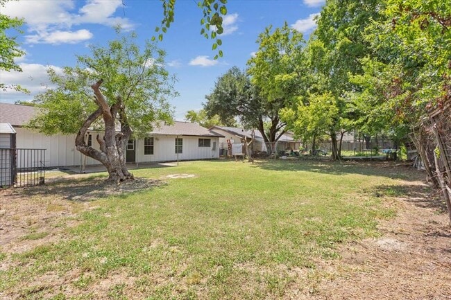 Building Photo - 10100 Woodglen Dr