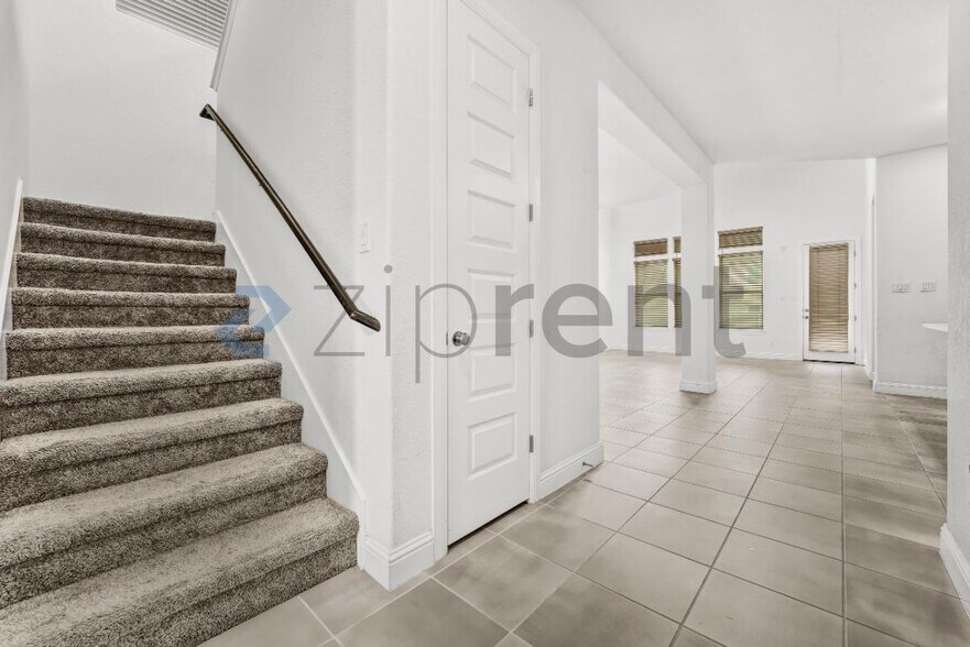 Building Photo - Unit