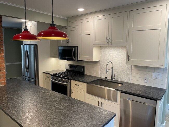 Building Photo - 245 Whiting Ln