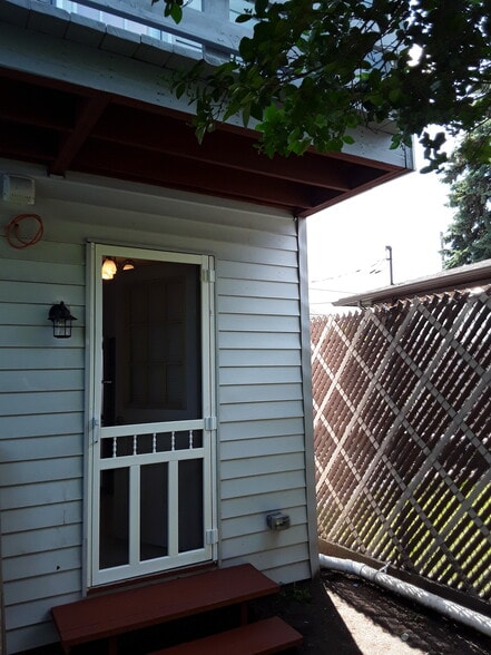 Building Photo - 164 Mill St