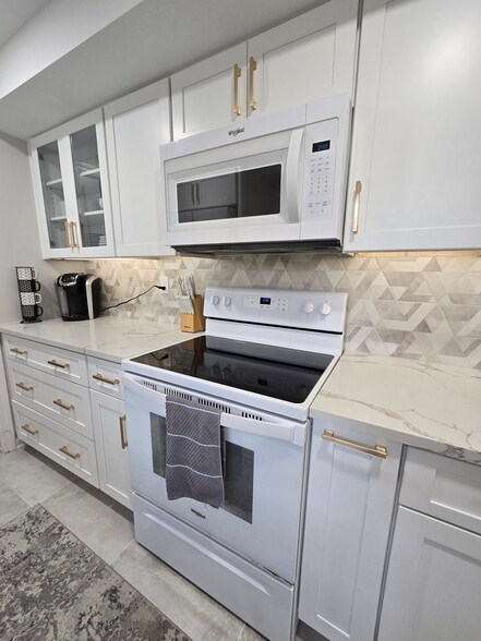 Stove/Oven, Microwave - 2875 Whitby Dr