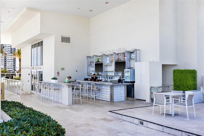 Building Photo - 1830 S Ocean Dr