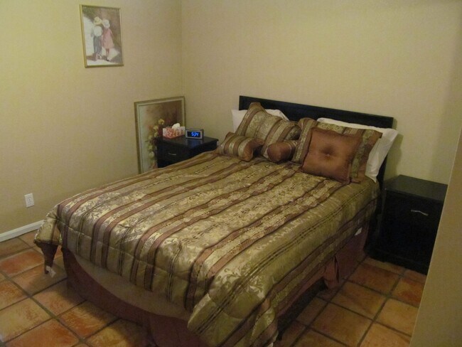 Building Photo - 2BR/2BA HOME W/ 2 CAR GARAGE AND COMMUNITY POOL